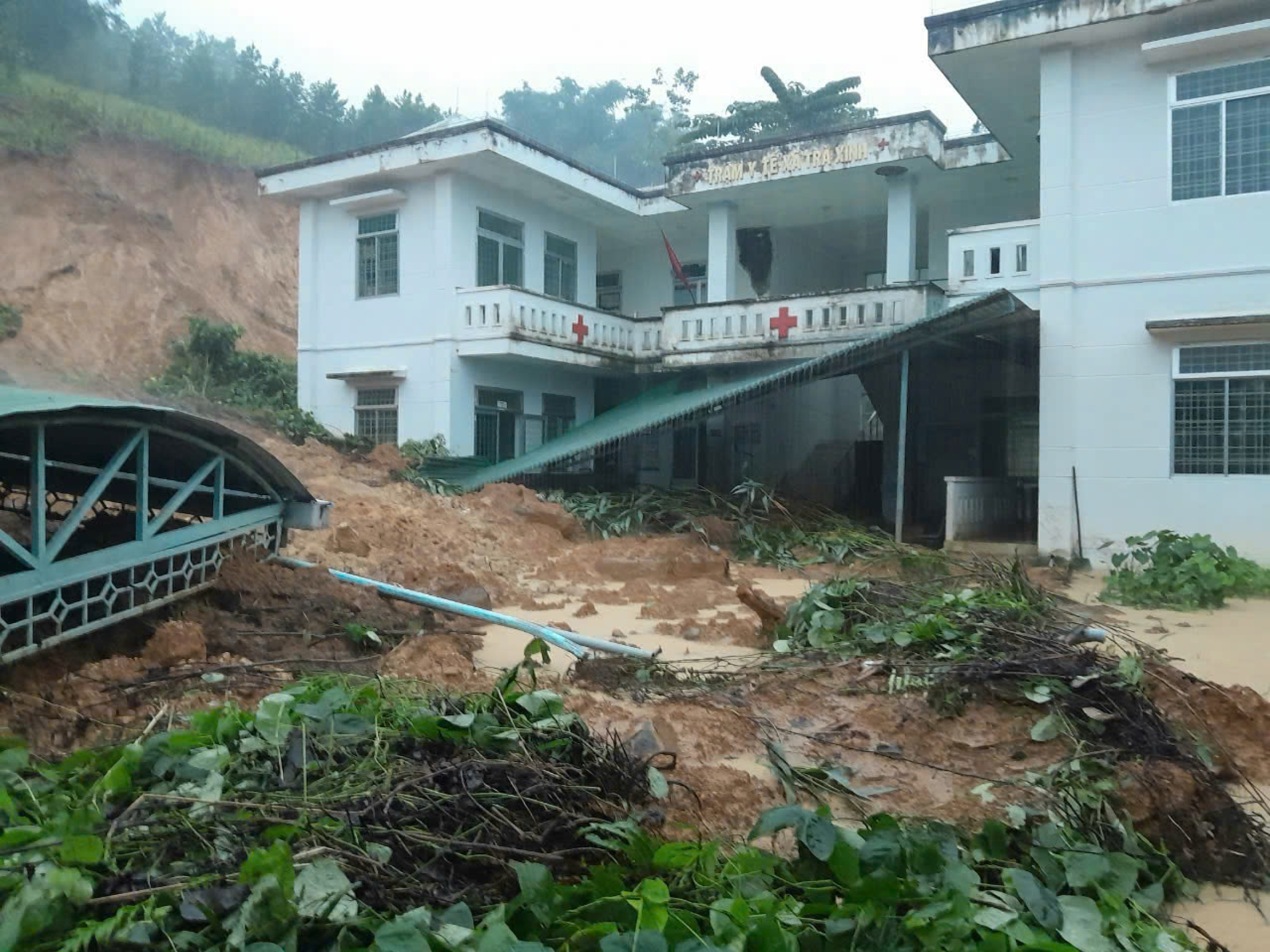 山体滑坡,山石倾泻至医疗站,夜班工作人员险死还生